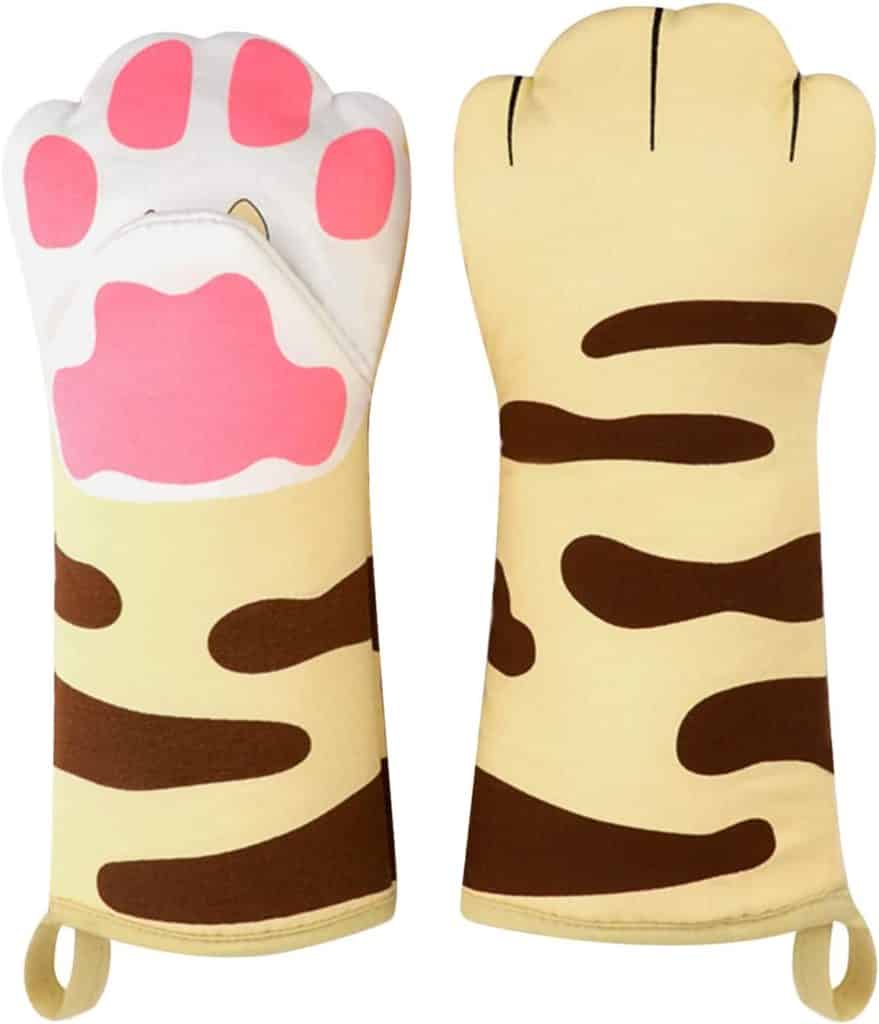Gag gift ideas: cat paw oven mitts