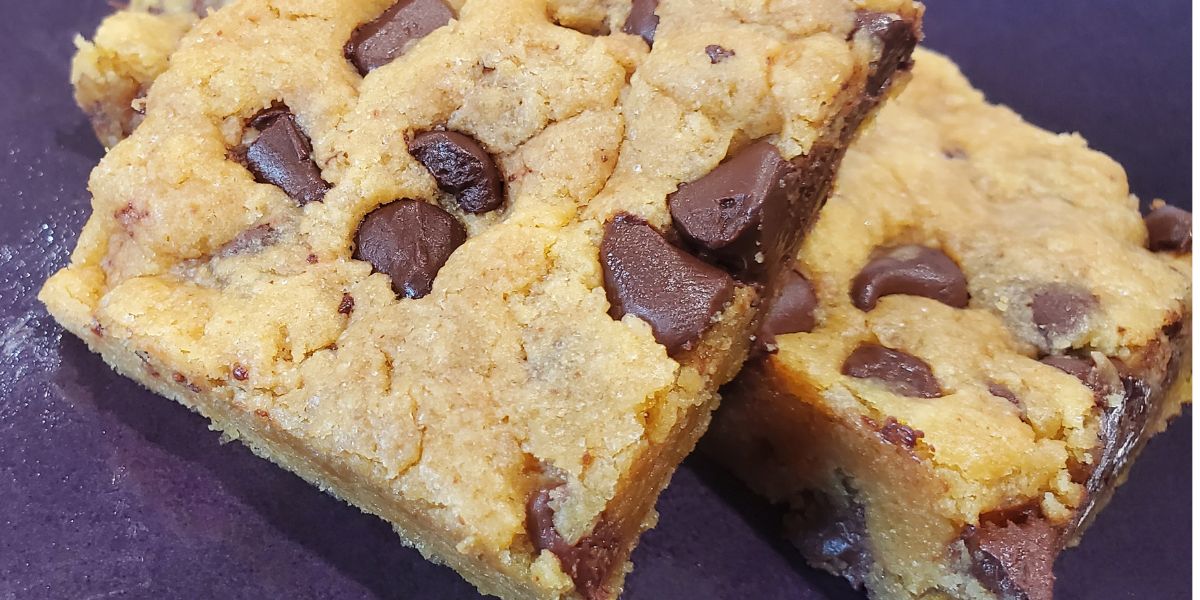 Peanut butter chocolate chip cookie bars